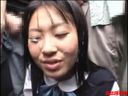【Outdoor facial】Surround a beautiful woman in uniform on the street and splash semen