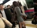 An older sister who loves exhibitionism walks shy with a super mini! Bare-butt bare mata on the train