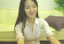 라이브 채팅에서 섹시한 서랍장을 연주하면서 그녀를 보여주는 한국의 미녀 ww