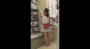 [智能手機的垂直視頻]從書店裡一個女人的裙子下面隱藏射擊！