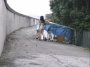 【개인 촬영】남편이 촬영. 아내를 알몸으로 노숙자 텐트에 돌진시킨 일부 시종