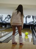 【Video】Miniskirt bowling that looks too short