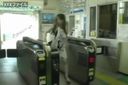 영업 정지로 곤란한 수도 사업의 전 양 유부녀가 전철 안에서 노출증에 눈을 뜨고 촬영으로 돈을 벌고 있다