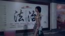 [Naked swaggering exposure] A Chinese beauty with bright tattoos and short hair with guts walks around while being exposed in restaurants, streets, escalators, etc.!