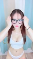 An exquisite smartphone selfie that shows you big black glasses, shows Twinte's moe hairstyle, exposes beautiful breasts that make you want to bury your face, and charms your enchanting!
