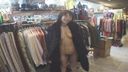 【戶外曝光】在地下商場！ 在服裝店門口！ 外套下赤身裸體！ 完全是一個無盡的暴露狂妻子！