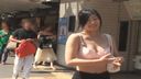 【Outdoor exposure】Exposure walk in Tokyo. Hentai married woman sang! People who pass each other in underwear look at cancer! !!