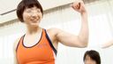 A muscle athlete female student from the track and field club who lives abstinence by practicing and coaching Dekachio challenged a muscle oil massage! Yui-chan (19)