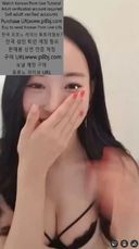 하얀 피부 가슴 미녀가 야한 속옷으로 벗는다.