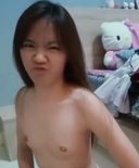 亞洲天真美少女自拍手淫很隨意，但太色情了！