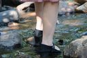 College girls put on shoes and play in the water in Tanigawa (Part 1)