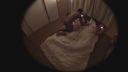 【流出映像】ホームステイ先の奥さんを旦那の隣で寝取る