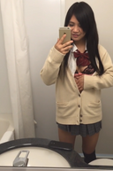 [個人拍攝]我只是一個發佈♡在制服女孩ww的廁所裡站立自慰的自拍照的人