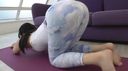 [運動OL]23歲瑜伽辦公室女士在雜技姿勢...