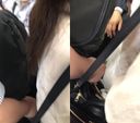 久々の満員電車でグリグリとお尻をチカンされるお姉さん