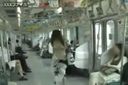 영업 정지로 곤란한 수도 사업의 전 양 유부녀가 전철 안에서 노출증에 눈을 뜨고 촬영으로 돈을 벌고 있다