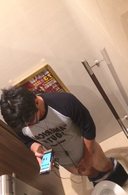 モデル系イケメン男子がトイレでオナニーしてました。