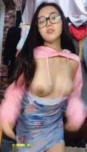 A super cute Chinese girl with big round glasses exposes her youthful with good shape and nipples pointing upwards, and kneads her with a vibrator Super cute but super obscene goddess selfie!