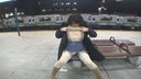 [Outdoor exposure] A lewd mature woman wife who feels a vibrator on the platform of the station! Dohentai is complete! !!