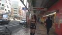 [Outdoor exposure] A dohentai exposure woman who shows her and to an old man and makes her excited! Eat and drink naked! Payment ww
