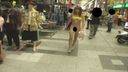 [Outdoor exposure] Exhibitionist gal masturbating on the road! Walk around the underground mall and shopping streets naked!