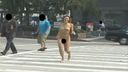 [Outdoor exposure] Black gal sprinting! Naked in the shopping street! It's dangerous to be seen by an aunt! !!
