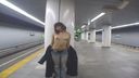 【야외 노출】 【리모콘 로터】역 지하에서 당신과 함께 걸어보세요! 로터로 가득 느끼는 변태 젊은 아내!