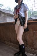 発育中のJ○美少女が制服姿で野外露出 ※動画付き