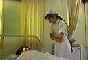醫院院長的兒子雙手受傷住院，逼美護士給積攢！
