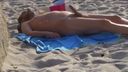 睡在沙灘上的胖男人做著濕夢