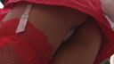 미니 스커트를 입은 코스플레이어의 생바지를 초로우 앵글에서 접사 촬영했습니다.
