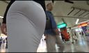 투명 빵 거리 촬영 동영상】 비쳐 보이는 하얀 타이트 스커트로 검은 속옷이 둥글게 보이는 큰 엉덩이 여자를 다시 촬영!