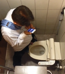 【Personal photo】Married Lehman squeezing in a private toilet of a certain office building in Shibuya