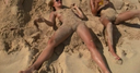 裸體美女在沙灘上嬉戲