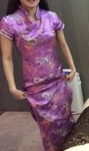 【奇聞趣事】奇聞趣事與穿著旗袍的美麗已婚婦女。 用另一根棍子戳一個無情憎恨的已婚婦女的陰道