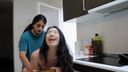 一個B級的中國女孩引誘一個溫柔的中東血統的長髮男友，插入廚房，彷彿在炫耀她的後部豐滿。