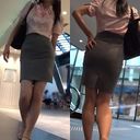 [City walk of a working office lady] ☆ Back thighs &amp; beautiful buttocks that can be seen from the slit of the skirt