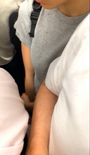 【Crowded train video】A beautiful woman endures in a close-contact car ( ;∀;)　Uncle groping ♡ the of a beautiful woman with his elbow