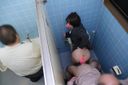 [Hidden shooting] F milk rikusu posting selfie erotic dirt in the company toilet - Dangerous video of new employee office lady [Shock] ☆ Review benefits available ☆