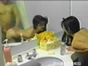 [Uncensored] In the sink, the master gently inserts it into the anus of a black-haired beauty while applying oil, and a black-haired beauty screams "It hurts it hurts."