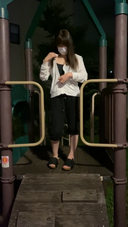 [Smartphone shooting] Naked and exposed masturbation in the park at night? Squirting outdoor play ♪ with fingering This thrilling feeling is seriously dangerous ww [Uncensored]