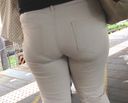 Big ass woman with skinny pants that don't fit