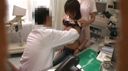 某位活躍的婦科醫生用幾個隱藏的攝像頭拍攝自己的醫生騷擾的非常有價值的視頻集第 27 部分
