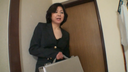 Door-to-door saleswoman's aunt exposes her demented state by masturbator sales! !! Vol.2