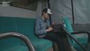英俊的Kazuki一隻手拿著智能手機在公共汽車的後座上自慰！ 我被護目鏡抓住並被強迫！