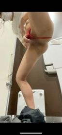 [已婚婦女業餘手淫報告視頻在工作中] 手淫，因為我無法忍受在商業夥伴辦公樓的廁所裡 從下面拍攝，可以看到智慧手機拍攝戴綠帽子