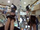 【Upside-down Panchira】Approaching the active J● who was shopping, relentlessly chasing him from the front to the back, and repeatedly secretly taking pictures of the inside of the skirt of his uniform.