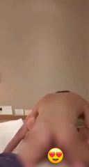 [Uncensored] Solo shooting with a smartphone [A beautiful woman who licks her body that has just taken a shower and is covered in dripping and immediately gets tired of being inserted raw with a] 03:39
