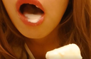 [No] A perverted gal pokes ice cream into her dick in the bathroom and squirts masturbation with her fingers