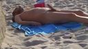 睡在沙灘上的胖男人做著濕夢